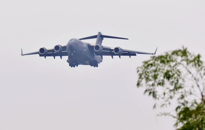 Hai vận tải cơ C-17 &quot;cõng đồ&quot; cho Tổng thống Mỹ liên tiếp hạ cánh xuống Nội Bài sáng nay - Ảnh 2.