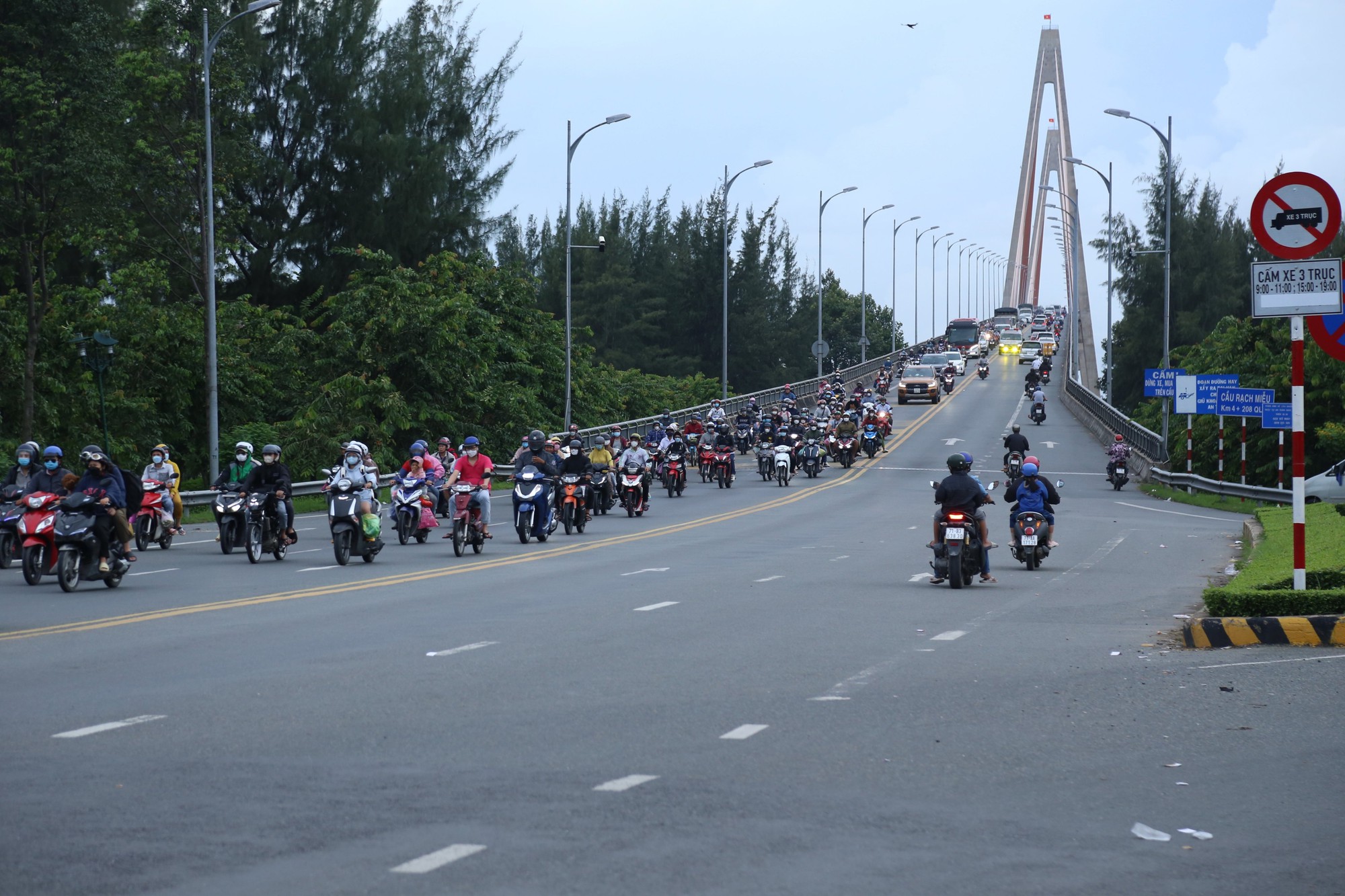 Dòng người nghỉ lễ quay lại TP HCM, giao thông ùn tắc nhiều nơi ở Tiền Giang và Bến Tre - Ảnh 2.