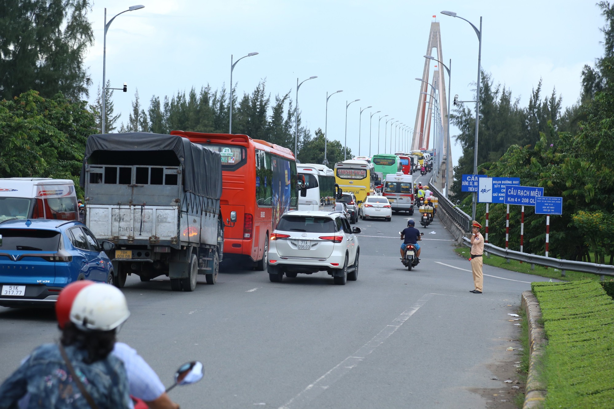 Dòng người nghỉ lễ quay lại TP HCM, giao thông ùn tắc nhiều nơi ở Tiền Giang và Bến Tre - Ảnh 3.
