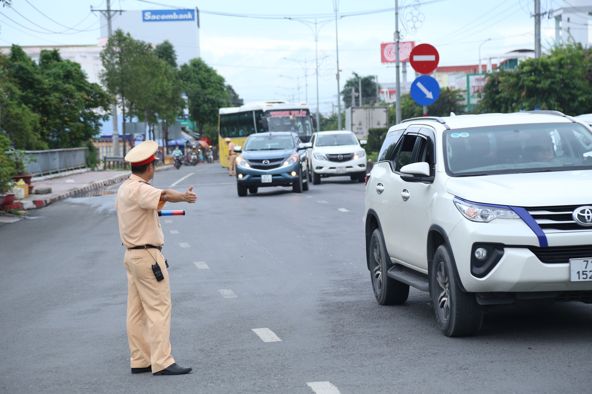 Dòng người nghỉ lễ quay lại TP HCM, giao thông ùn tắc nhiều nơi ở Tiền Giang và Bến Tre - Ảnh 4.