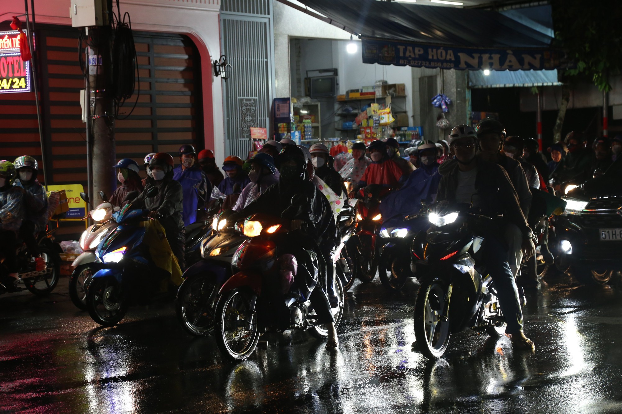 Dòng người nghỉ lễ quay lại TP HCM, giao thông ùn tắc nhiều nơi ở Tiền Giang và Bến Tre - Ảnh 5.