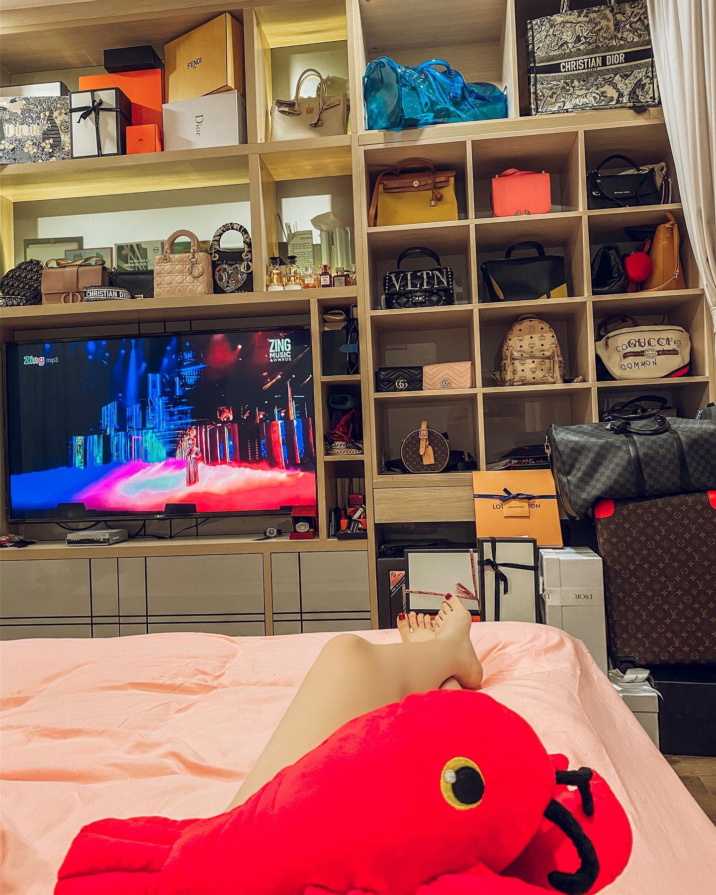 Bên trong căn hộ của Tân Hoa hậu Bùi Quỳnh Hoa: Túi hiệu không có chỗ cất, để lộ một thú chơi “ngốn” tiền