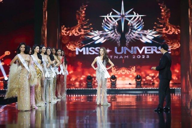 Màn công bố top 5 lạ đời ở Miss Universe Vietnam: MC kém duyên, cách công bố thí sinh gây tranh cãi - Ảnh 4.
