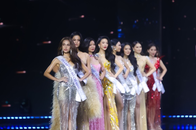 Màn công bố top 5 lạ đời ở Miss Universe Vietnam: MC kém duyên, cách công bố thí sinh gây tranh cãi - Ảnh 3.