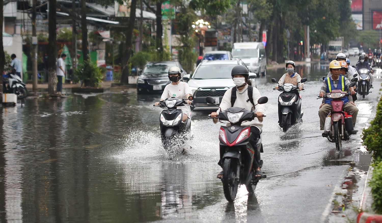 Cần Thơ: Triều cường dâng cao sáng sớm, tỉnh giấc đã thấy nước ngập thềm nhà - Ảnh 10.