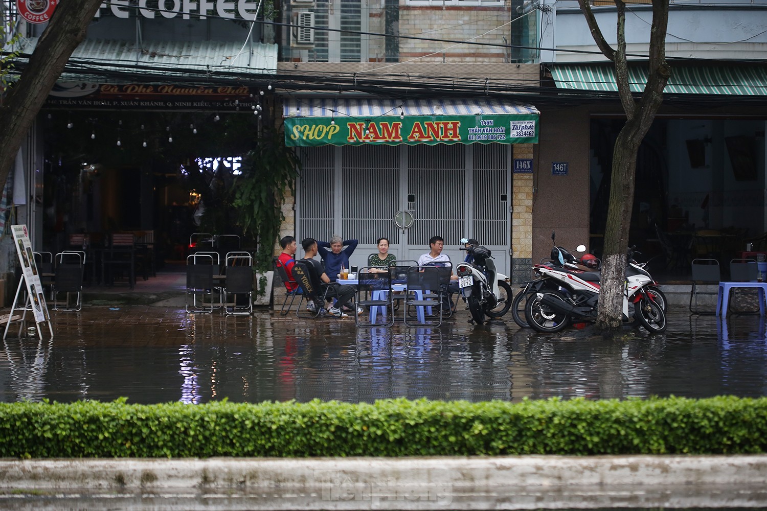 Cần Thơ: Triều cường dâng cao sáng sớm, tỉnh giấc đã thấy nước ngập thềm nhà - Ảnh 11.