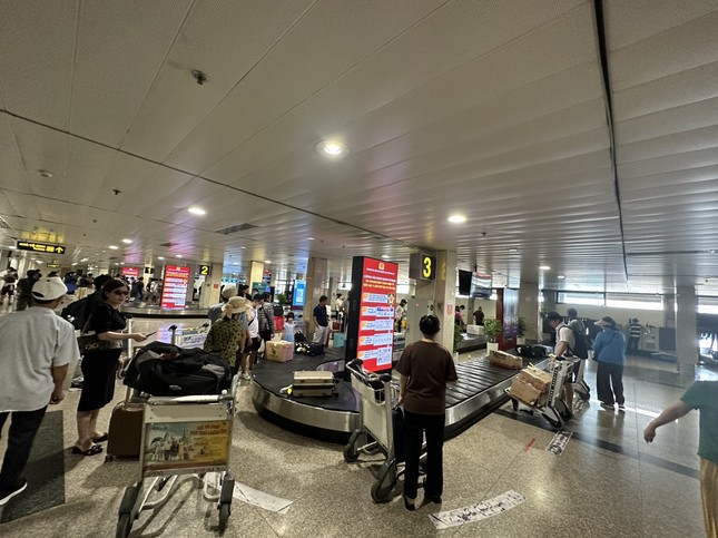 Sân bay Tân Sơn Nhất tấp nập trong ngày cuối nghỉ lễ - Ảnh 6.