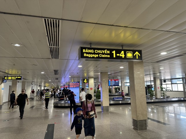 Sân bay Tân Sơn Nhất tấp nập trong ngày cuối nghỉ lễ - Ảnh 9.