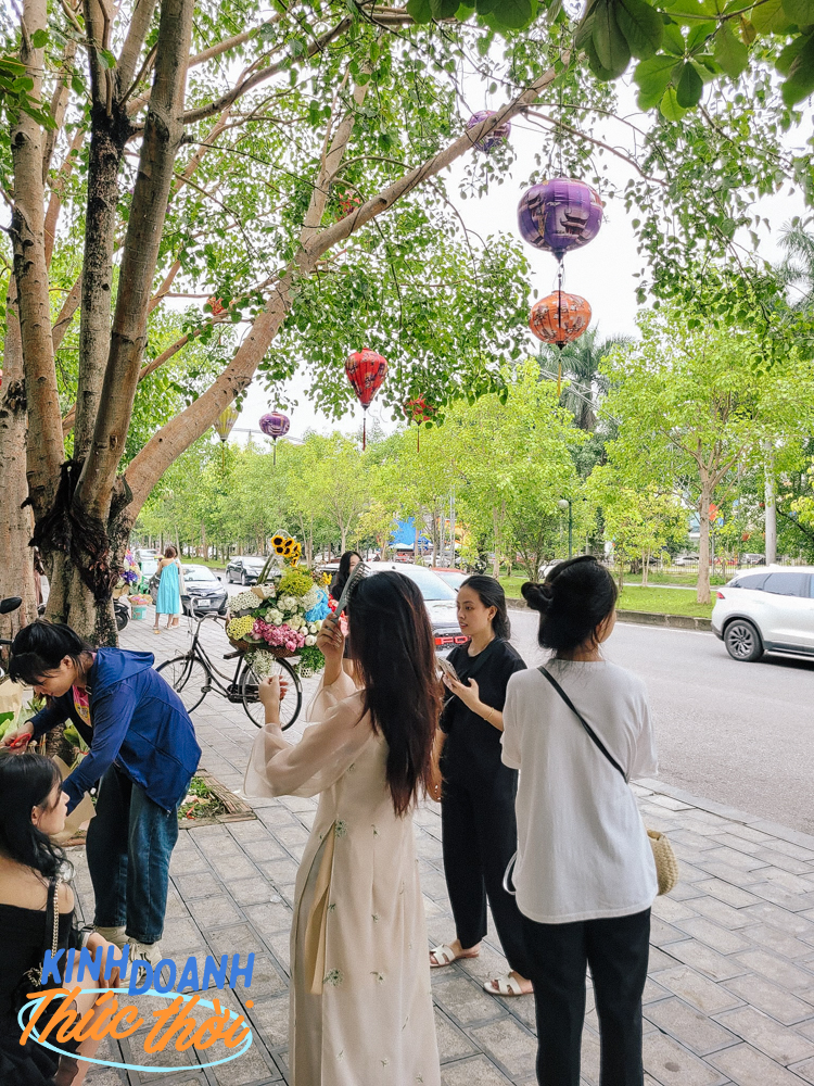 Gánh hoa đặc trưng của Thủ đô năm nay phủ sóng mọi miền, những người kinh doanh thức thời từ trend này nói một điều khiến người Hà Nội tự hào