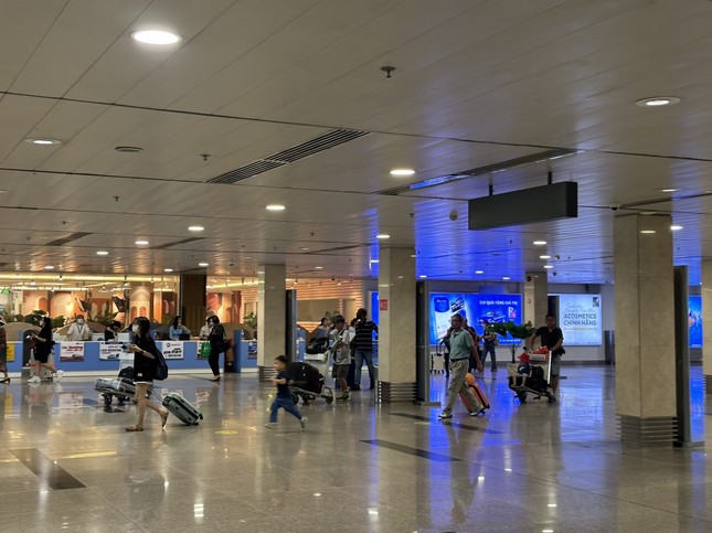 Sân bay Tân Sơn Nhất tấp nập trong ngày cuối nghỉ lễ - Ảnh 8.