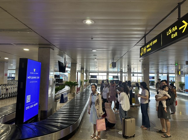 Sân bay Tân Sơn Nhất tấp nập trong ngày cuối nghỉ lễ - Ảnh 5.