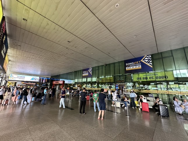Sân bay Tân Sơn Nhất tấp nập trong ngày cuối nghỉ lễ - Ảnh 10.