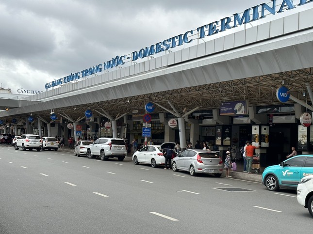 Sân bay Tân Sơn Nhất tấp nập trong ngày cuối nghỉ lễ - Ảnh 7.