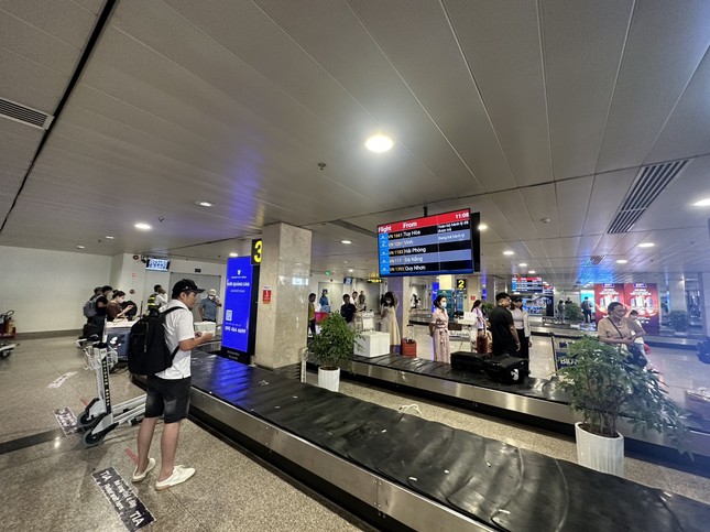 Sân bay Tân Sơn Nhất tấp nập trong ngày cuối nghỉ lễ - Ảnh 3.