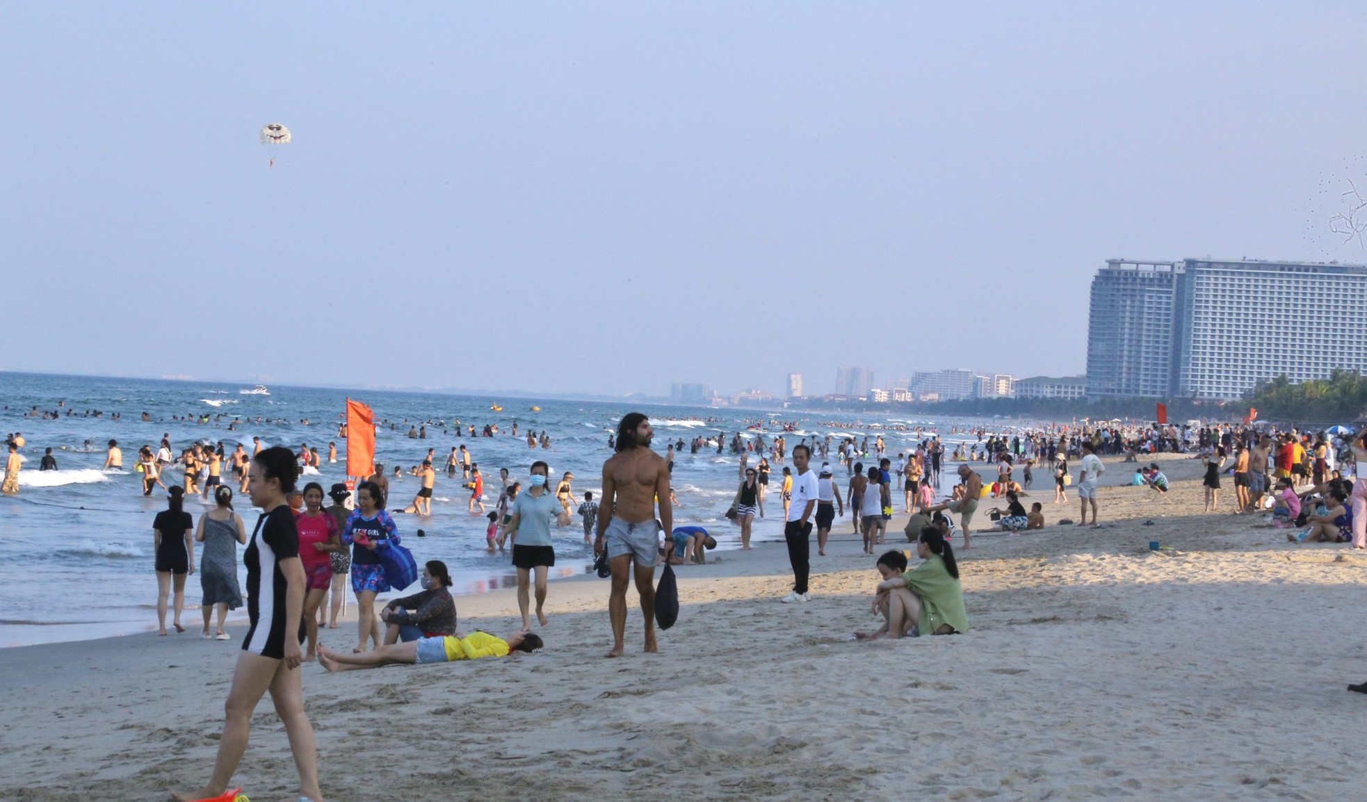 'Bãi biển đẹp nhất hành tinh' kín du khách trong kỳ nghỉ lễ 2/9 - Ảnh 2.