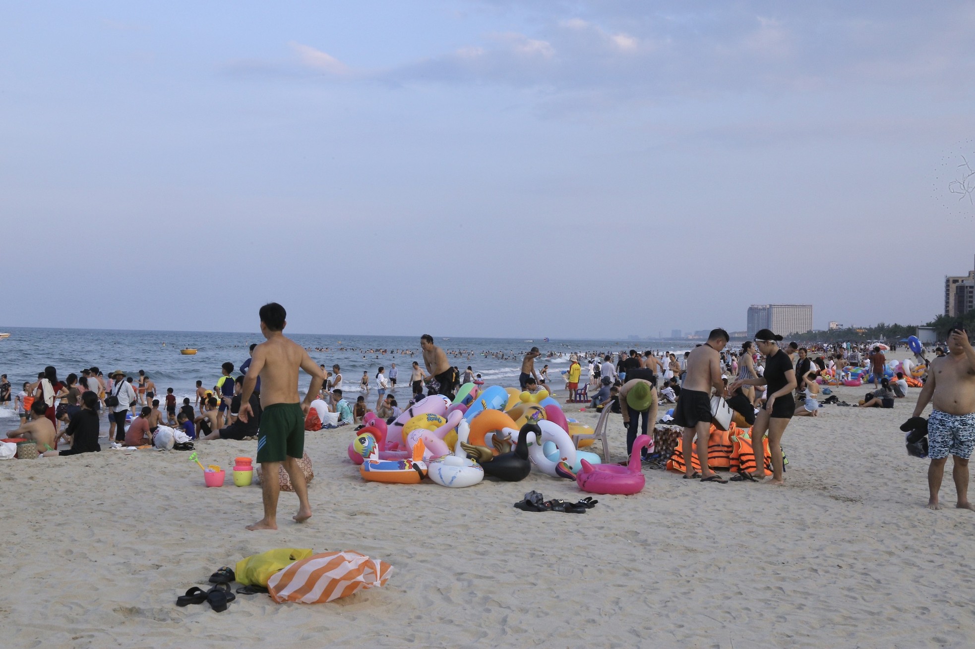 'Bãi biển đẹp nhất hành tinh' kín du khách trong kỳ nghỉ lễ 2/9 - Ảnh 10.
