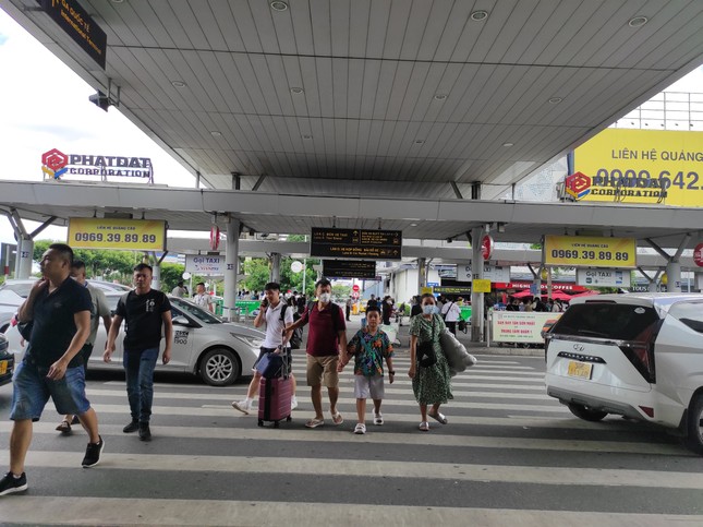 Sân bay Tân Sơn Nhất tấp nập trong ngày cuối nghỉ lễ - Ảnh 11.
