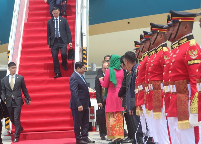 Thủ tướng tới Jakarta, bắt đầu các hoạt động của Hội nghị Cấp cao ASEAN - Ảnh 3.