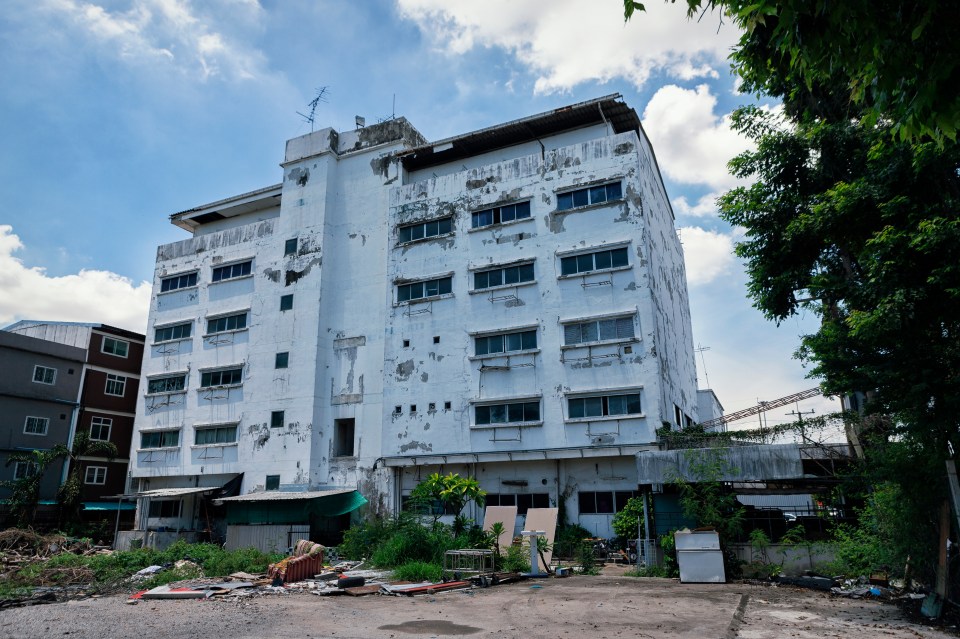 Bên trong Navanakorn: Bệnh viện bỏ hoang cả thập kỷ giữa lòng Bangkok, khung cảnh mục nát gây &quot;rợn tóc gáy&quot; - Ảnh 1.