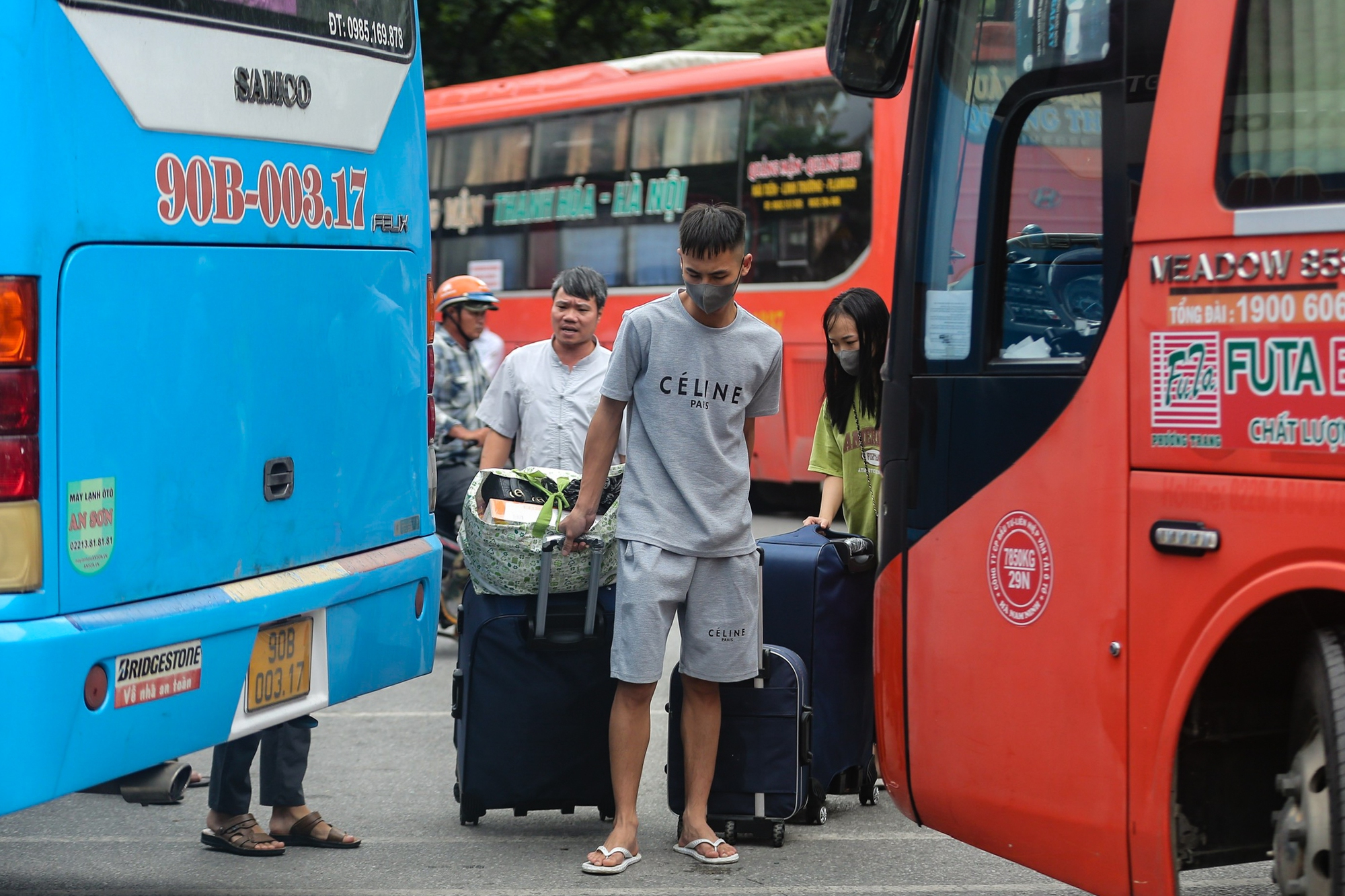Hà Nội: Bến xe khách nhộn nhịp, người dân lỉnh kỉnh hành lý trở lại sau kì nghỉ lễ 2/9 - Ảnh 5.