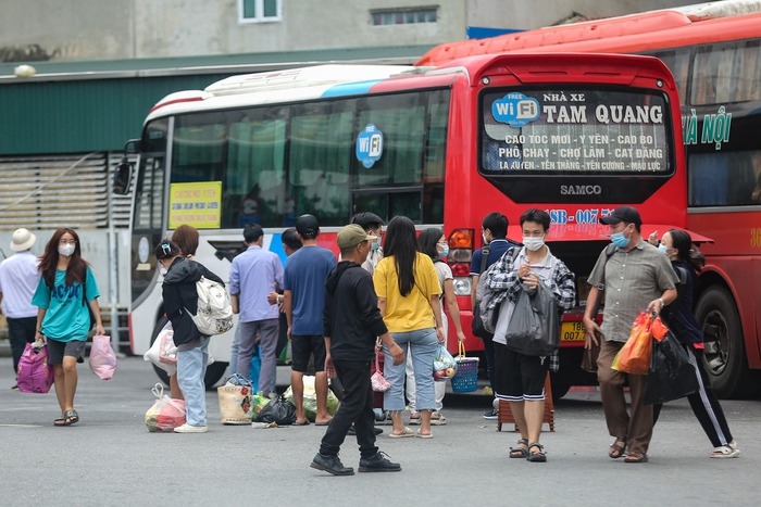 Hà Nội: Bến xe khách nhộn nhịp, người dân lỉnh kỉnh hành lý trở lại sau kì nghỉ lễ 2/9 - Ảnh 2.