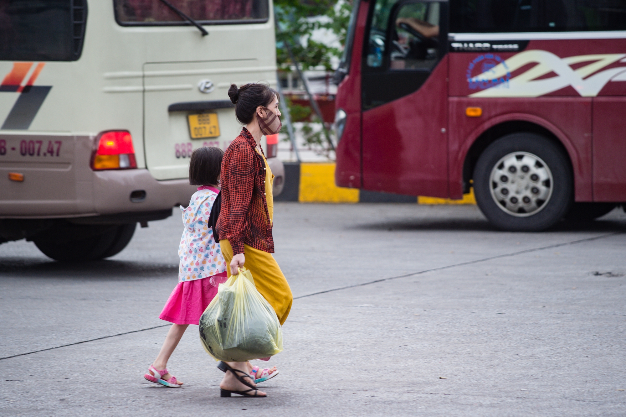 Hà Nội: Bến xe khách nhộn nhịp, người dân lỉnh kỉnh hành lý trở lại sau kì nghỉ lễ 2/9 - Ảnh 15.