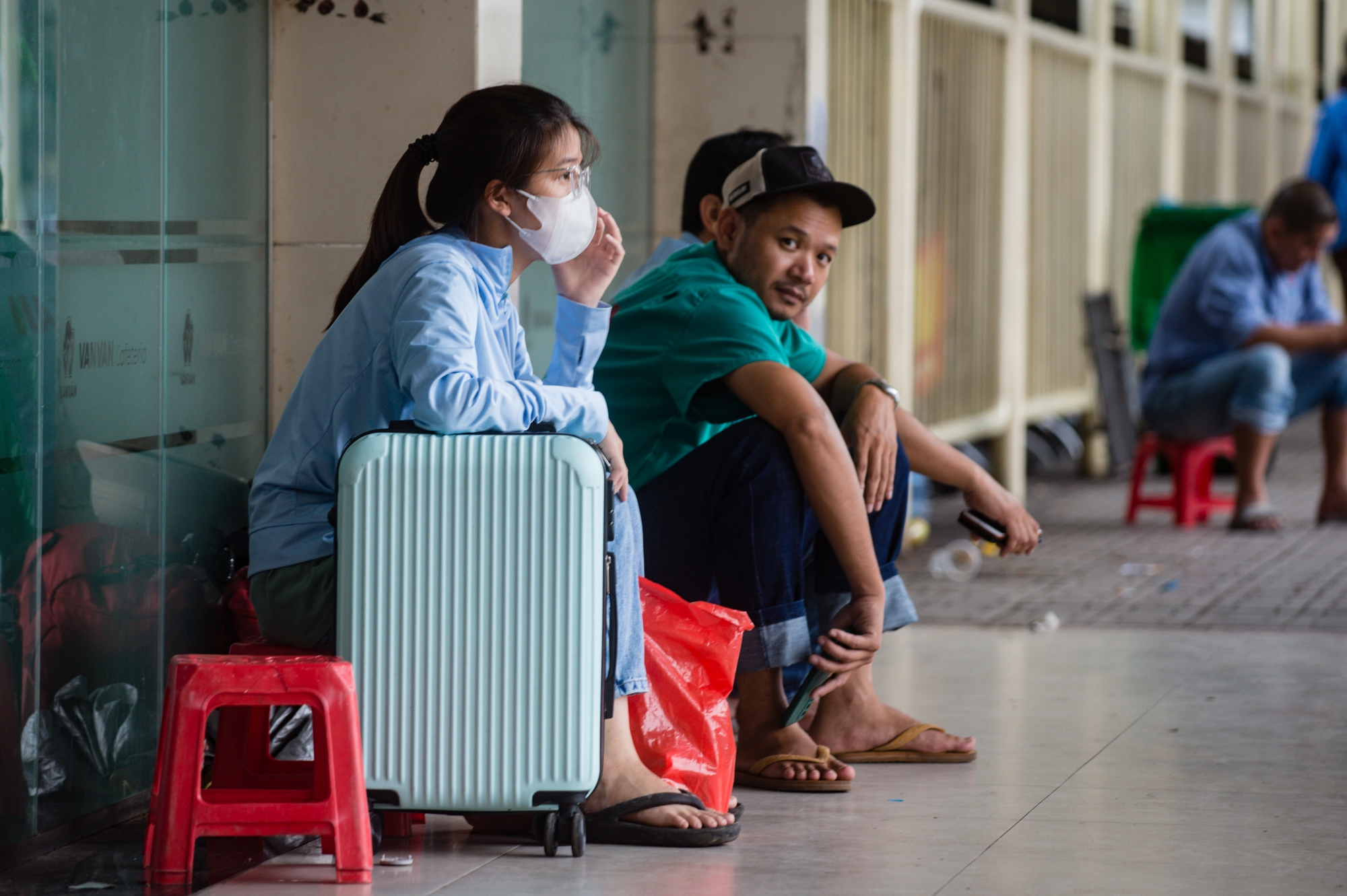 Hà Nội: Bến xe khách nhộn nhịp, người dân lỉnh kỉnh hành lý trở lại sau kì nghỉ lễ 2/9 - Ảnh 14.