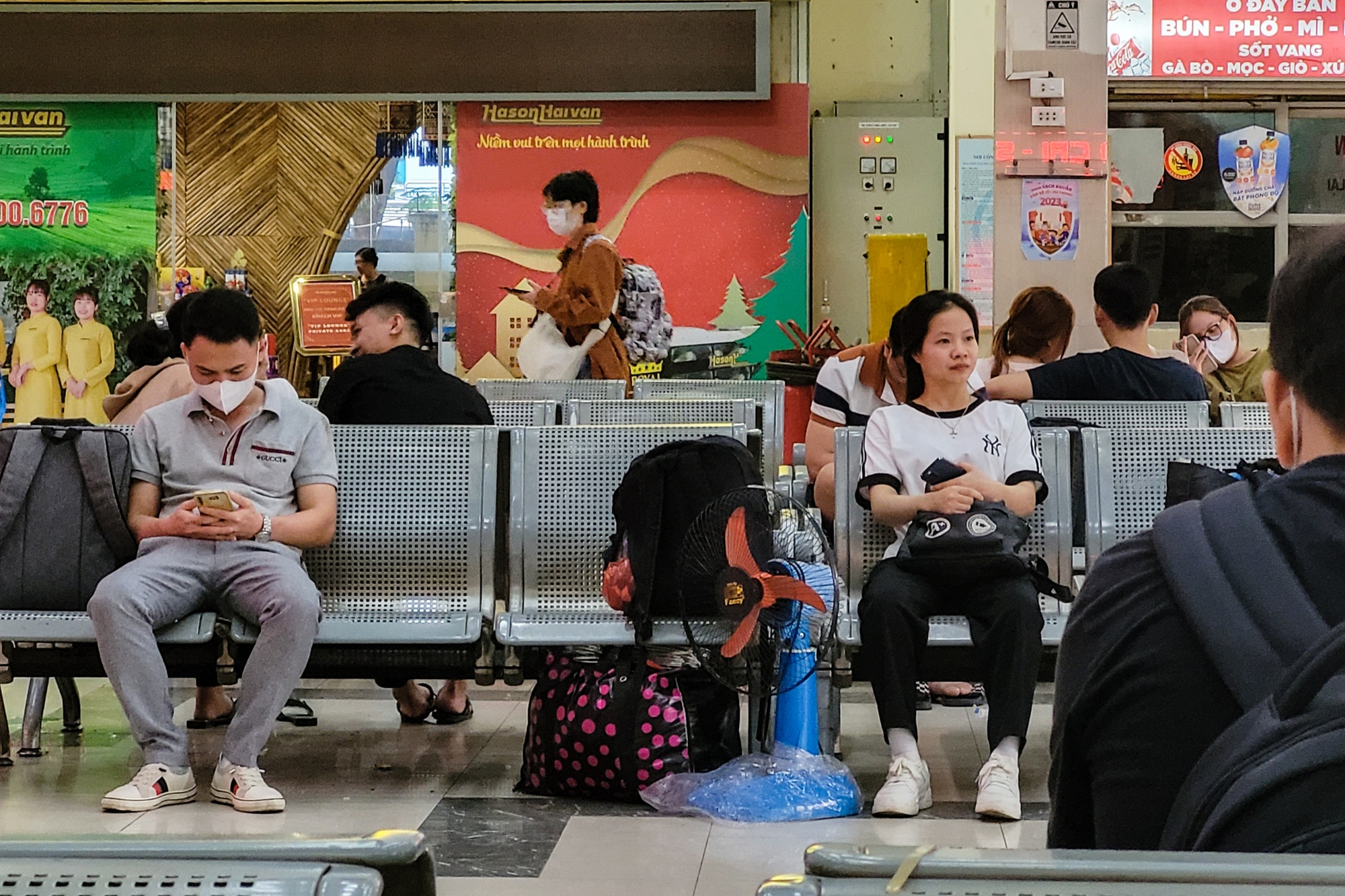 Hà Nội: Bến xe khách nhộn nhịp, người dân lỉnh kỉnh hành lý trở lại sau kì nghỉ lễ 2/9 - Ảnh 13.