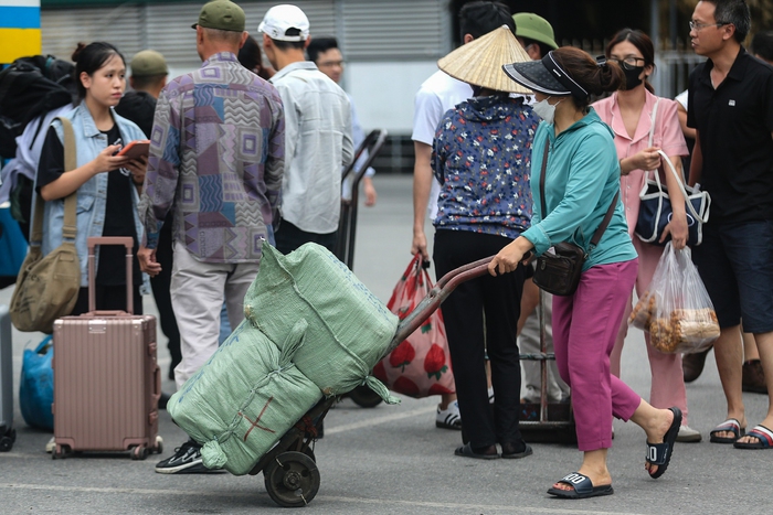 Hà Nội: Bến xe khách nhộn nhịp, người dân lỉnh kỉnh hành lý trở lại sau kì nghỉ lễ 2/9 - Ảnh 9.