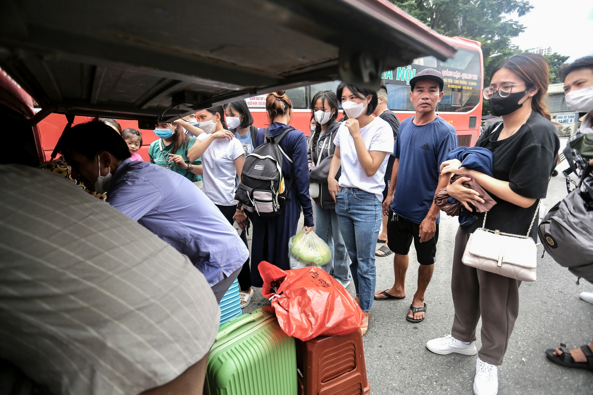 Hà Nội: Bến xe khách nhộn nhịp, người dân lỉnh kỉnh hành lý trở lại sau kì nghỉ lễ 2/9 - Ảnh 8.
