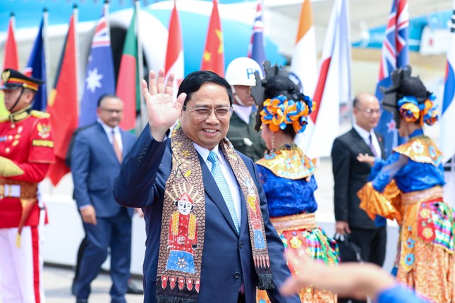 Thủ tướng tới Jakarta, bắt đầu các hoạt động của Hội nghị Cấp cao ASEAN - Ảnh 2.