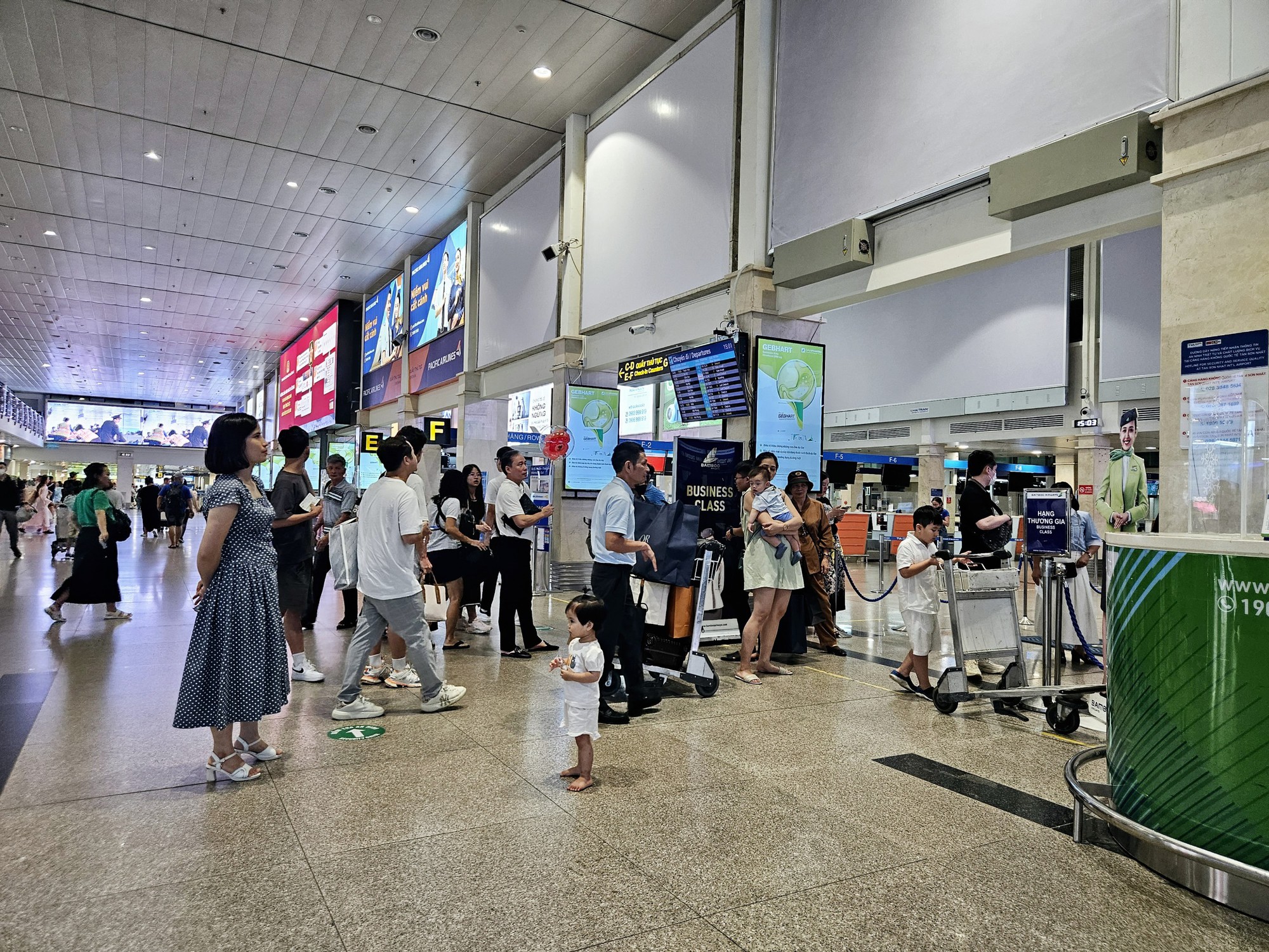 Hình ảnh khác lạ ở sân bay Tân Sơn Nhất ngày cuối kỳ nghỉ lễ 2-9 - Ảnh 8.
