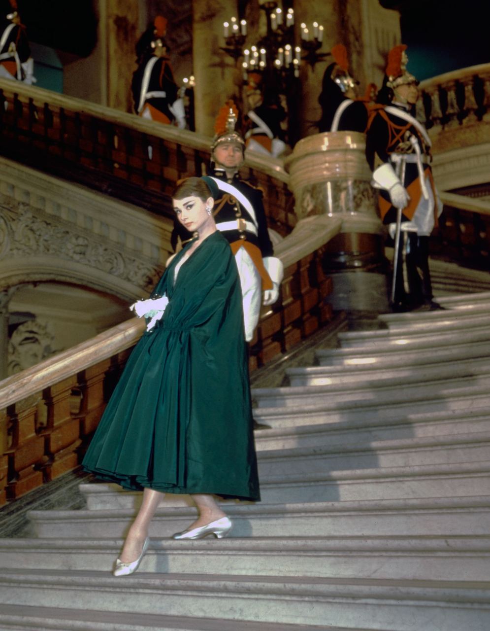 Hơn 60 năm nhìn lại, outfit của Audrey Hepburn trong &quot;Funny Face&quot; vẫn đẹp kinh điển, thậm chí hợp mốt hiện tại - Ảnh 8.
