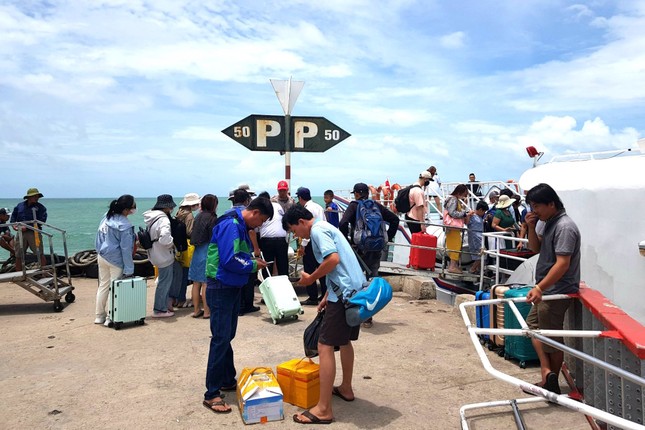 Tàu đi Phú Quốc, Nam Du hoạt động trở lại, hơn 10.000 du khách được về bờ - Ảnh 1.