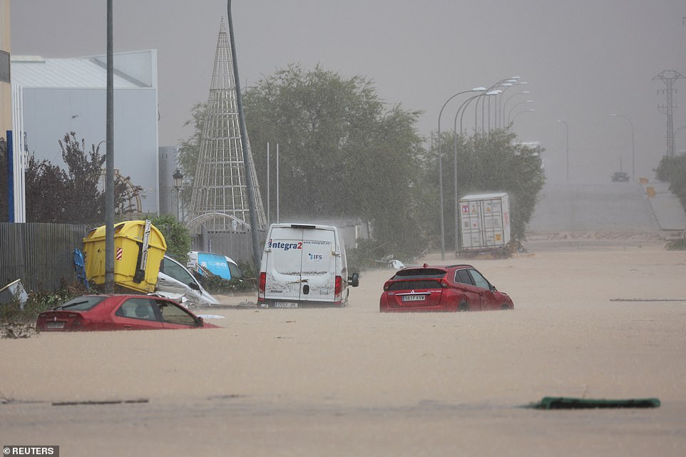 Chùm ảnh: Ô tô, tàu điện chìm trong biển nước, 1000 người cầu cứu giữa đêm sau trận mưa lũ kinh hoàng tại Madrid - Ảnh 4.
