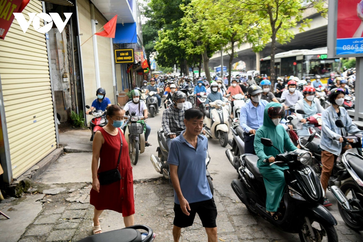 Nhiều đường phố Hà Nội ùn ứ trong ngày đi làm sau kỳ nghỉ lễ 2/9 - Ảnh 10.