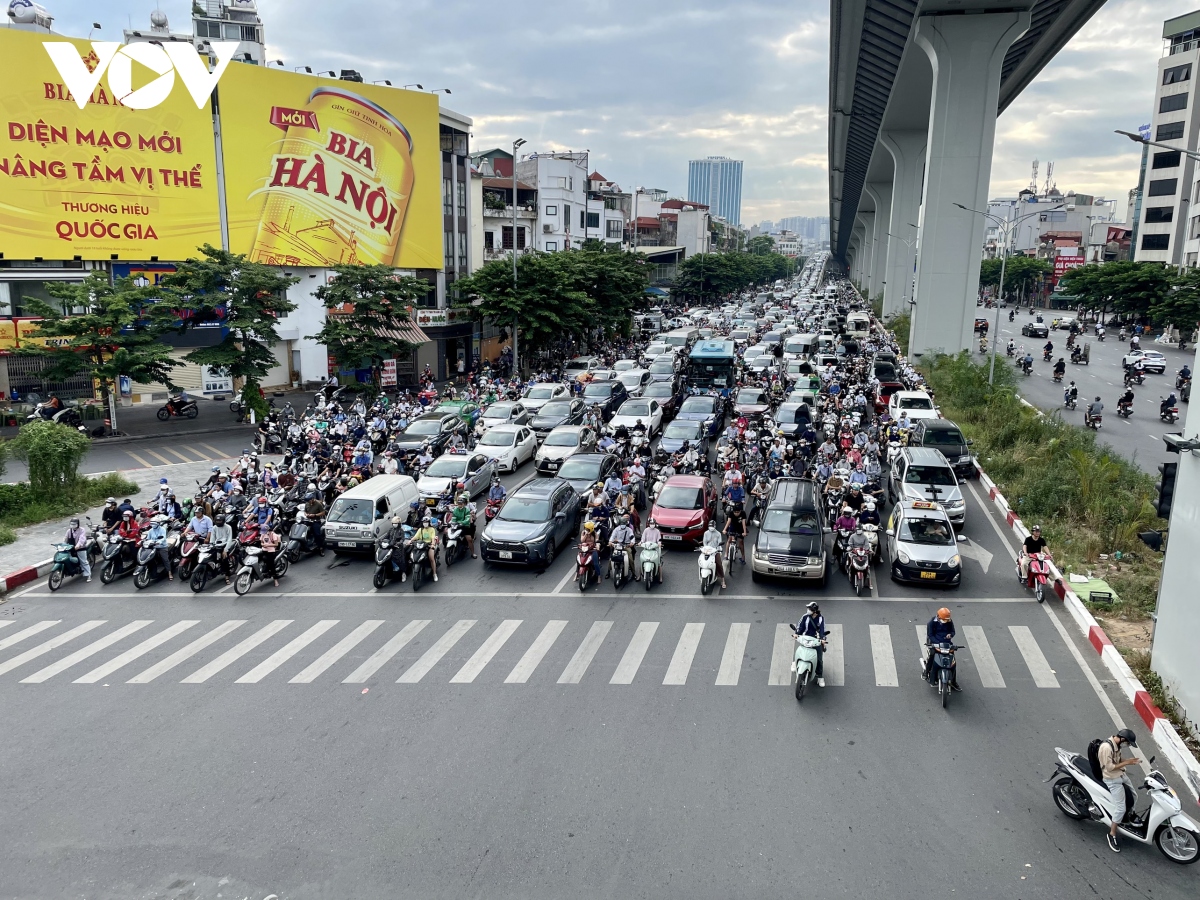 Nhiều đường phố Hà Nội ùn ứ trong ngày đi làm sau kỳ nghỉ lễ 2/9 - Ảnh 12.