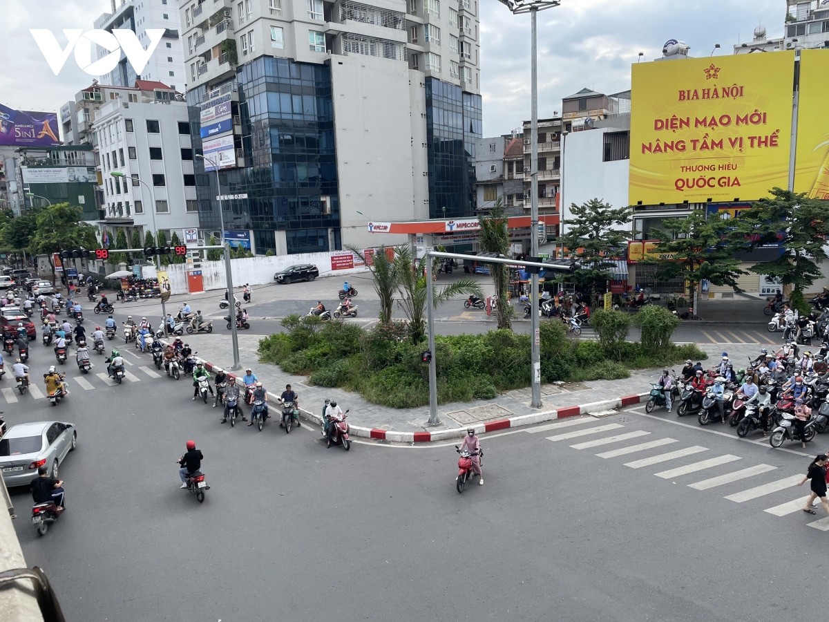 Nhiều đường phố Hà Nội ùn ứ trong ngày đi làm sau kỳ nghỉ lễ 2/9 - Ảnh 13.