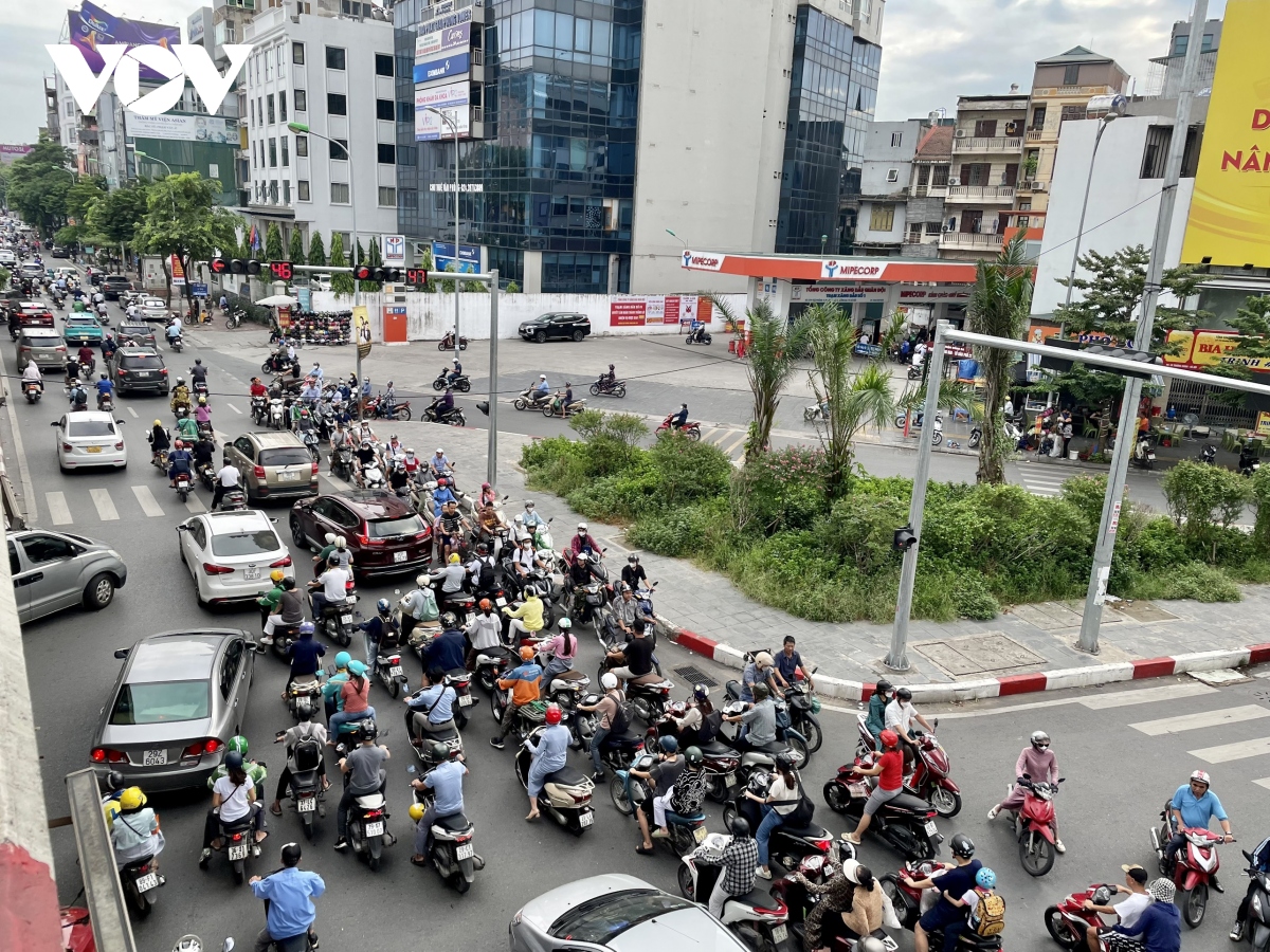 Nhiều đường phố Hà Nội ùn ứ trong ngày đi làm sau kỳ nghỉ lễ 2/9 - Ảnh 14.