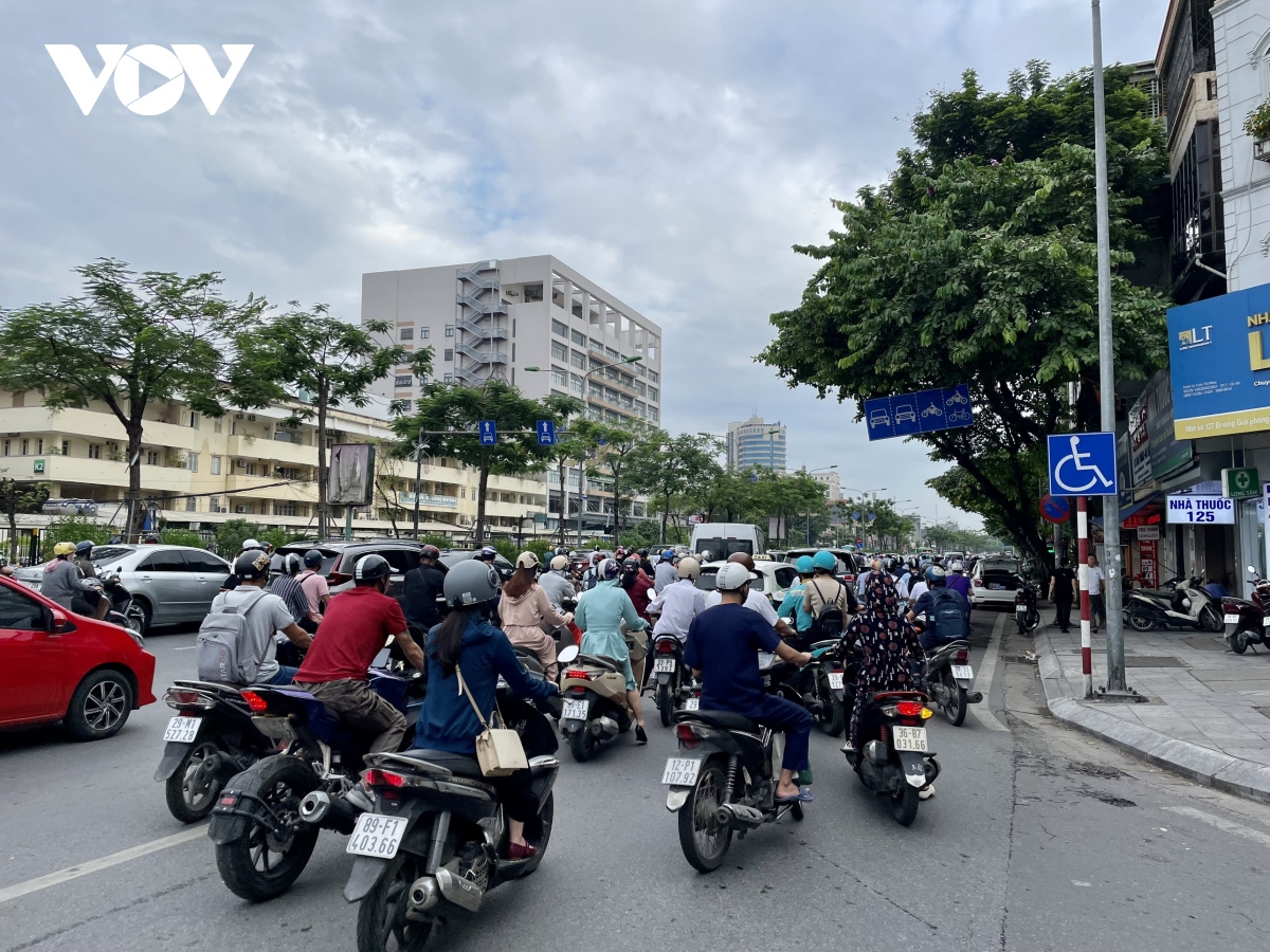 Nhiều đường phố Hà Nội ùn ứ trong ngày đi làm sau kỳ nghỉ lễ 2/9 - Ảnh 15.