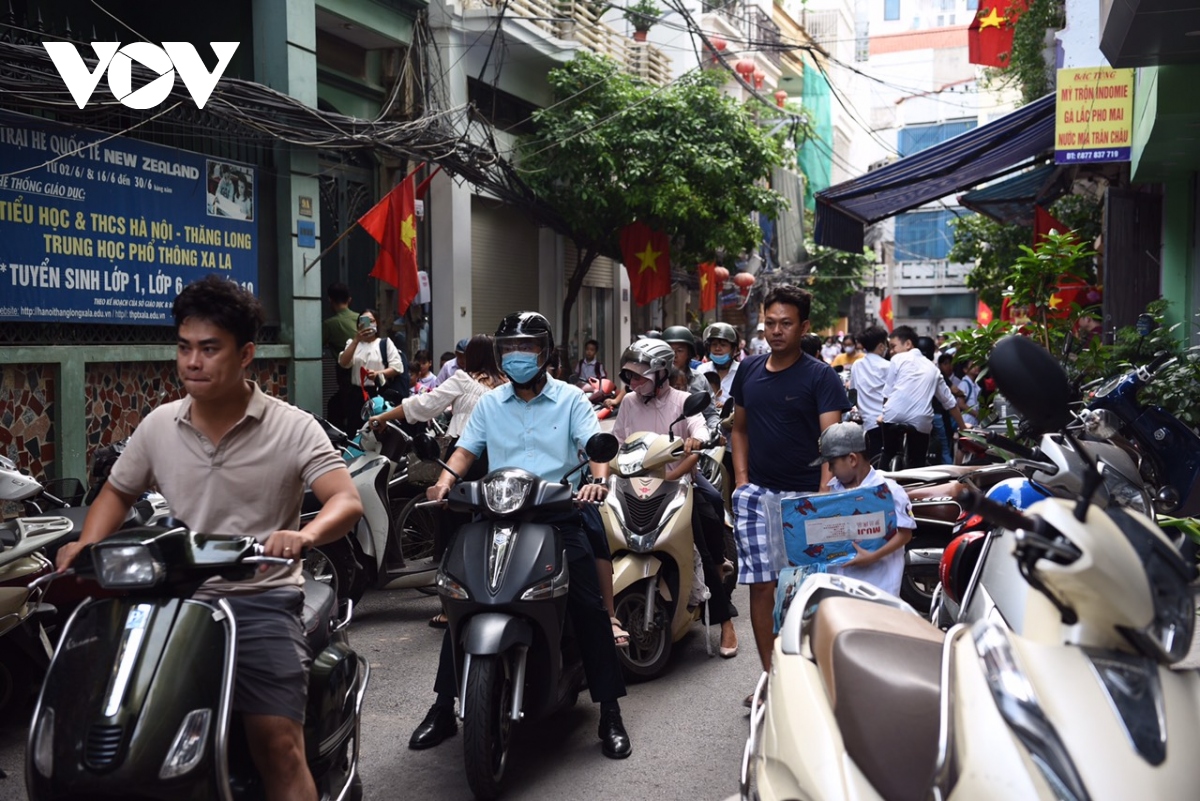 Nhiều đường phố Hà Nội ùn ứ trong ngày đi làm sau kỳ nghỉ lễ 2/9 - Ảnh 17.