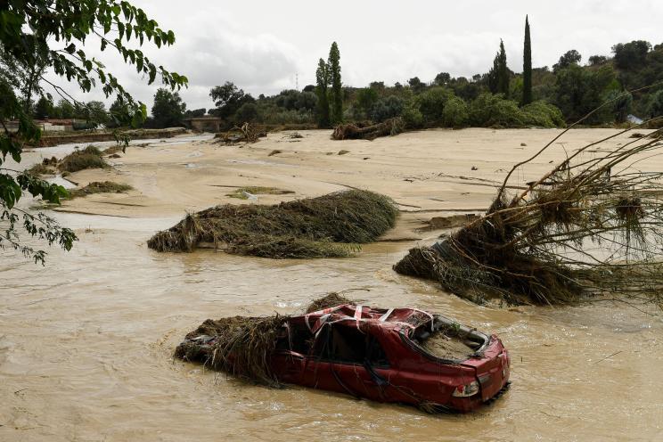 Chùm ảnh: Ô tô, tàu điện chìm trong biển nước, 1000 người cầu cứu giữa đêm sau trận mưa lũ kinh hoàng tại Madrid - Ảnh 1.