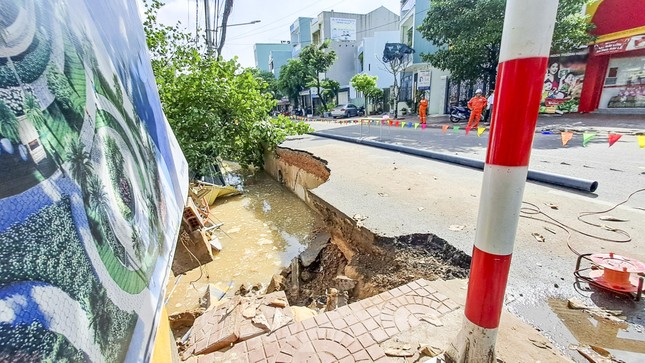 Nguyên nhân đường ở Quy Nhơn bất ngờ sụt lún 'nuốt chửng' cây xanh, trụ điện - Ảnh 2.