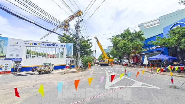 Nguyên nhân đường ở Quy Nhơn bất ngờ sụt lún 'nuốt chửng' cây xanh, trụ điện - Ảnh 1.