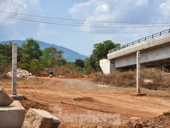 Phê bình chủ đầu tư thi công cao tốc làm hỏng đường dân sinh - Ảnh 1.