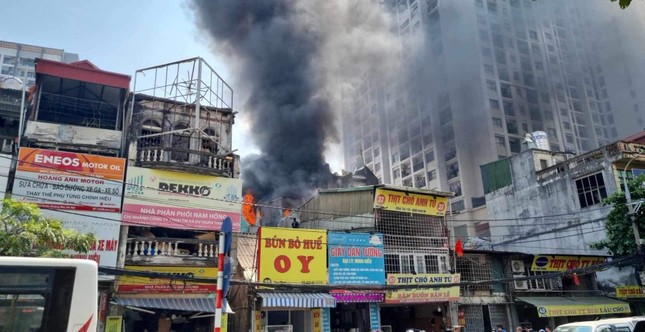 Hà Nội: Tiếng nổ cùng khói đen cuồn cuộn ở tầng tum ngôi nhà trên đường Tam Trinh - Ảnh 1.
