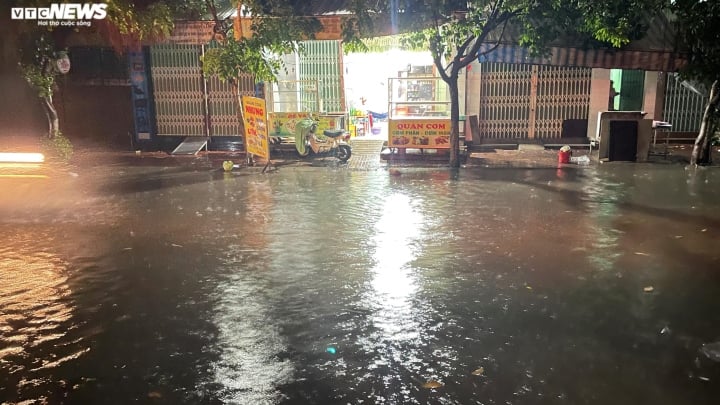 Thành phố Quy Nhơn, Bình Định: Đường ngập, nước tràn vào nhà sau cơn mưa kéo dài - Ảnh 4.