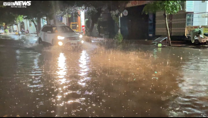 Thành phố Quy Nhơn, Bình Định: Đường ngập, nước tràn vào nhà sau cơn mưa kéo dài - Ảnh 6.