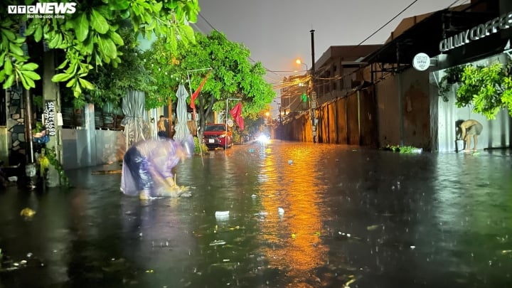Thành phố Quy Nhơn, Bình Định: Đường ngập, nước tràn vào nhà sau cơn mưa kéo dài - Ảnh 7.