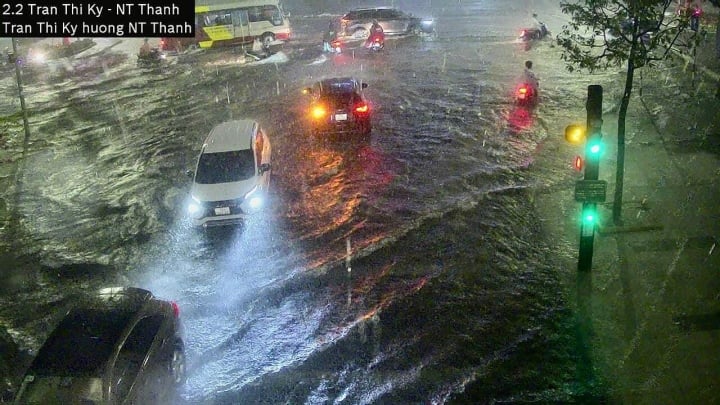 Thành phố Quy Nhơn, Bình Định: Đường ngập, nước tràn vào nhà sau cơn mưa kéo dài - Ảnh 1.
